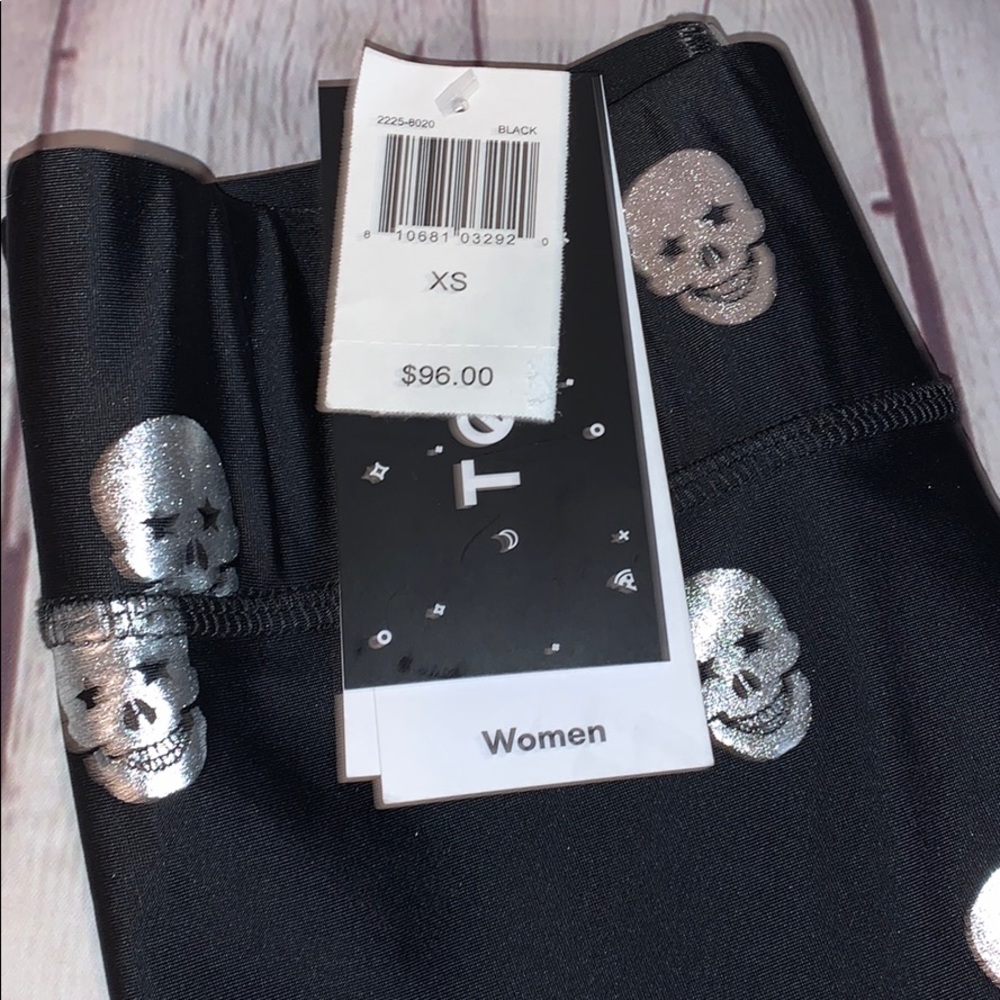 💕 NWT $200 Skull Leggings and 2 sports bras💕 - Picture 6 of 8